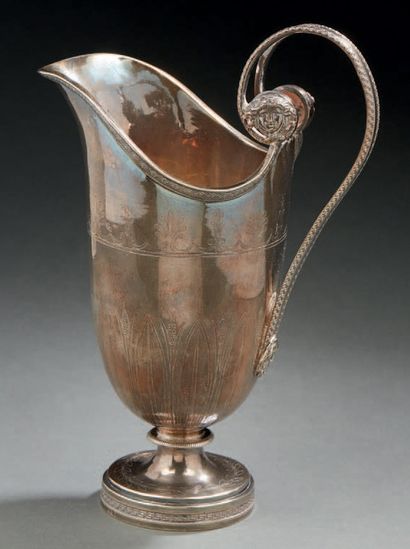 null AIGUIERE OR HANAP in silver, the body is decorated on two registers of palmettes...
