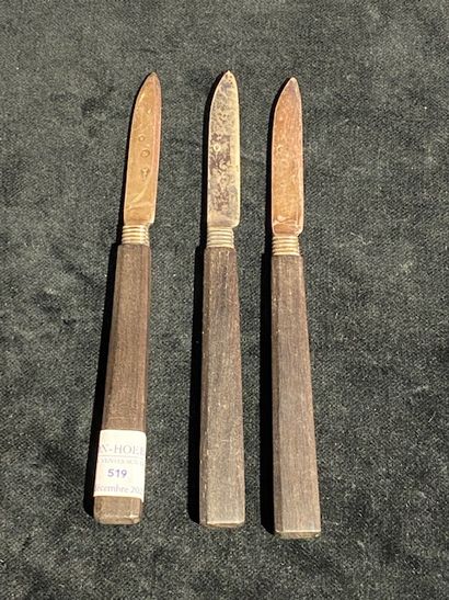 null SET OF THREE KNIVES the blades in silver, the handles in blackened wood.
Paris...