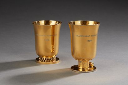 Jean DESPRES (1889-1980) 
Ensemble de deux timbales en métal doré.
Signées sous la...