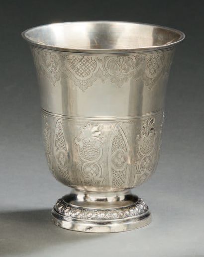 null Silver tulip-shaped TIMBALE, it rests on a pedestal decorated with a frieze...