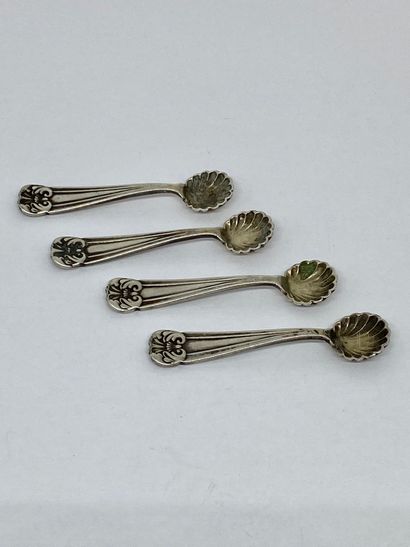 TIFFANY Suite of four silver salt scoops.
Weight : 19 g.