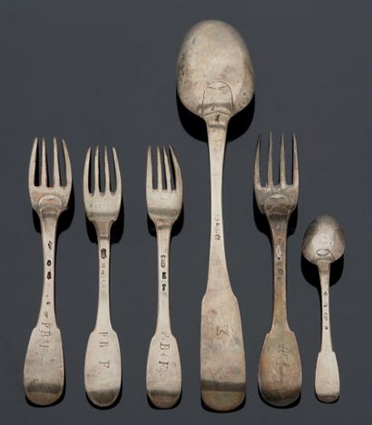 null A RAGOINT SPOON, FOUR FORKS AND A TEA SPOON.
France 18th century.
Weight : 519,8...