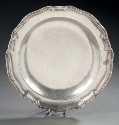 null A plain silver ROUND PLAT, the edge moulded with fillets and contours.
Paris...