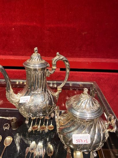 null A silver TEA SERVICE composed of a teapot and a sugar bowl with a ribbed decoration.
Minerve...