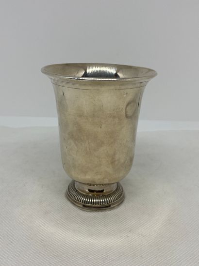 null A silver TULIP TIMBALE on a gadrooned pedestal.
Paris 1818-1838.
Weight : 106,9...