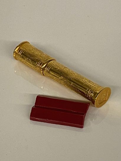 null ETUI À CIRE en métal doré dans le gout du XVIIe siècle.
Lg. : 11,5 cm.