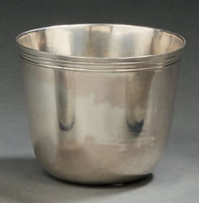 null LARGE ROUND-BACKED GOBELET in plain silver, edged with a fillet moulding.
Avignon...