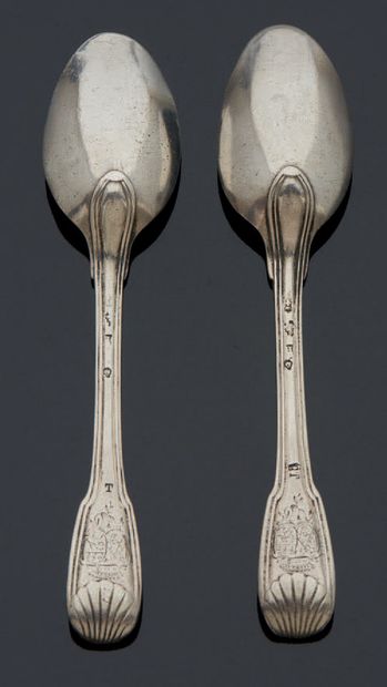 null PAIR OF TEA SPONSES in silver, filets and double shell model, spatulas engraved...
