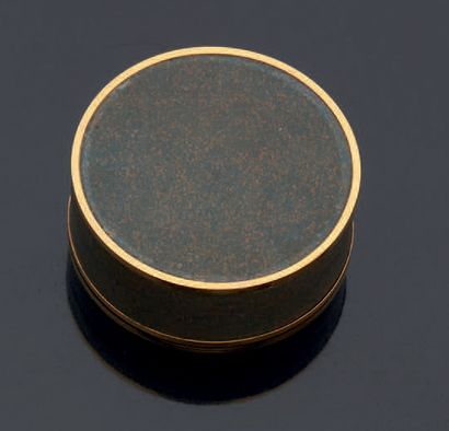 ROUND BOX IN LACQUER AND GOLD Late 18th century.
Gross...
