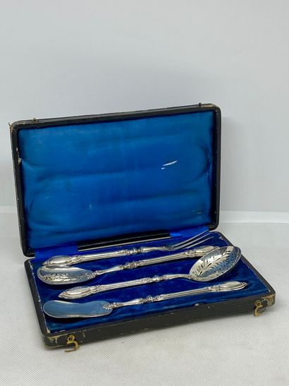 null MIGNARDISE SET in silver.
Minerve hallmark.
Gross weight : 107,1 g. 
 Case