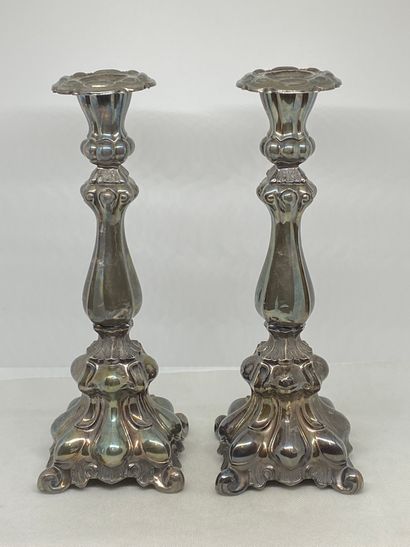 null PAIR OF SILVER CANDLES.
English work.
H. : 28 cm.
Weight : 425,8 g.