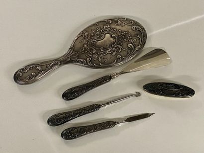 null Silver and metal TOILETTE SERVICE composed of a hand face, a shoehorn, a lace...