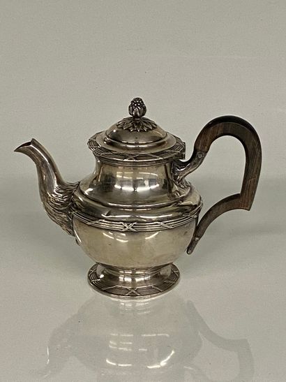 null Silver COFFEE POT on a pedestal decorated with ribboned gadroons.
Minerve mark.
Gross...