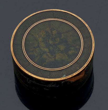 SMALL ROUND BOX LAQUERED with putti decoration,...