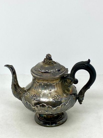 null A silver teapot on a pedestal. The body is decorated with flowers and rocaille.
Minerve...