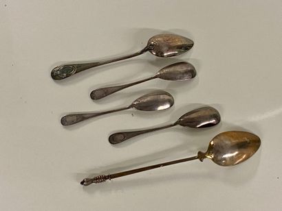 null SILVER SET composed of a jam spoon, a tea spoon and three egg spoons.
Minerve...