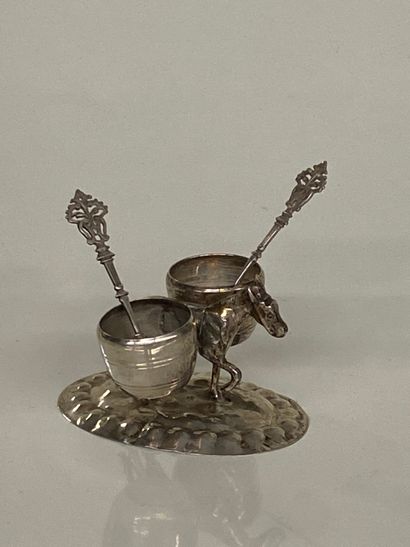 null PEPPER SALT in silver representing a donkey carrying baskets.
With the shovels.
Foreign...