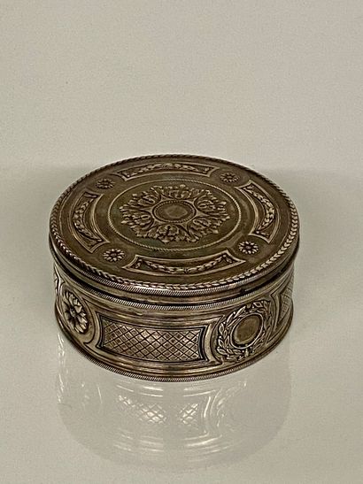 null CIRCULAR BOX in silver of style Louis
XVI.
Minerve mark.
Goldsmith : LAPAR Weight...
