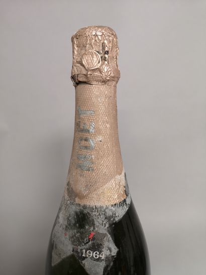 null 1 bouteille CHAMPAGNE MOET & CHANDON "Brut Impérial" 1964 Étiquette abîmée....