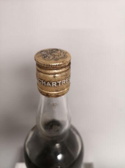 null 1 bouteille CHARTREUSE Période 1964 - 1966 Étiquette abîmée, niveau dans l'...