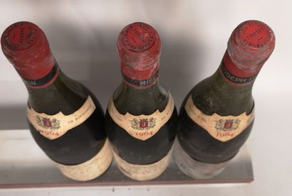 null 3 bouteilles VOLNAY - Joseph DROUHIN 1964 Étiquettes très tachées. Niveaux entre...