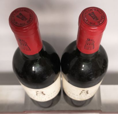 null 2 bouteilles Château LATOUR - 1er GCC Pauillac 1964 Étiquettes légèrement tachées....
