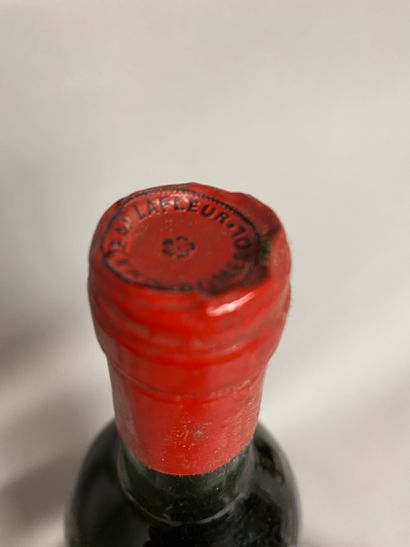 null 1 bouteille Château LAFLEUR - Pomerol 1981 Étiquette tachée et abîmée.
