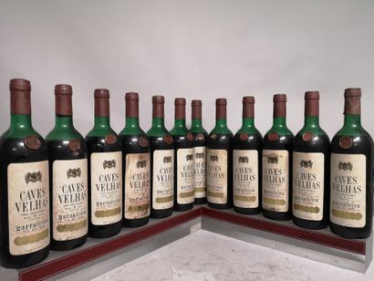null 12 bouteilles PORTUGAL CAVES VELHAS "Garrafeira" 1964 Étiquettes tachées. 7...