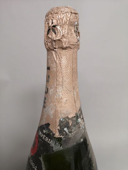 null 1 bouteille CHAMPAGNE MOET & CHANDON "Brut Impérial" 1964 Étiquette abîmée....