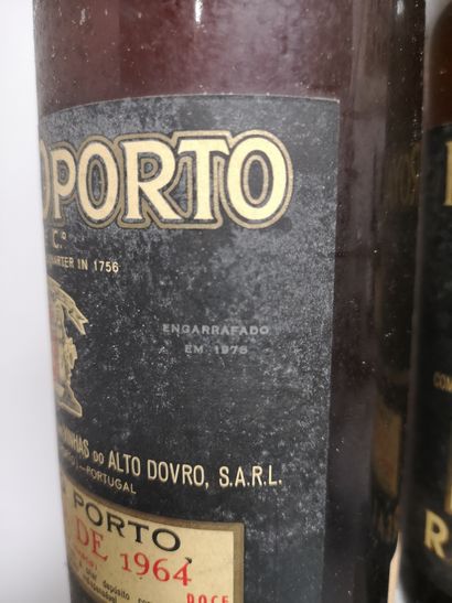 null 2 bouteilles PORTO ROYAL OPORTO Colheita 1964 Embouteillé en 1975. Étiquettes...
