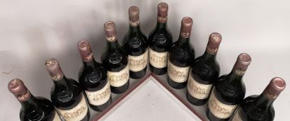 null 10 bouteilles Château HAUT BRION - 1er GCC Graves 1964 Étiquettes tachées. 4...