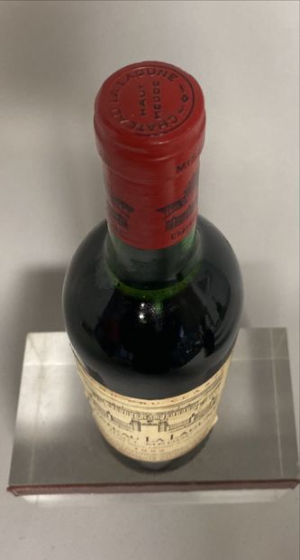 null 1 bouteille Château La LAGUNE - 3e Gcc Haut Medoc 1982 Legerement basse.