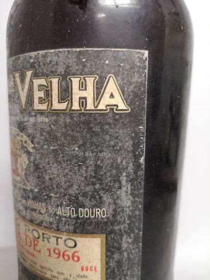 null 2 bouteilles PORTO ROYAL OPORTO Colheita 1966 Embouteillé en 1975. Étiquettes...