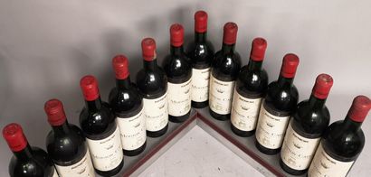 null 12 bouteilles MOUTON CADET Baron Philippe de Rothschild 1964 Étiquettes légèrement...