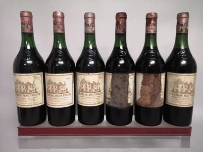 null 6 bouteilles Château HAUT BRION - 1er GCC Graves 1964 Étiquettes tachées. Traces...