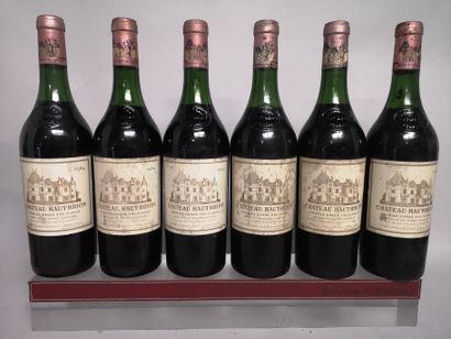 null 6 bouteilles Château HAUT BRION - 1er GCC Graves 1964 Étiquettes tachées. 3...