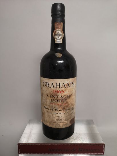 null 1 bouteille PORTO GRAHAM'S Vintage 1966 Étiquette tachée.