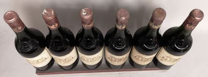 null 6 bouteilles Château HAUT BRION - 1er GCC Graves 1964 Étiquettes tachées. 3...