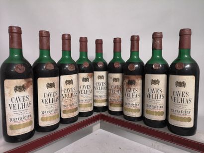 null 9 bouteilles PORTUGAL CAVES VELHAS "Garrafeira" 1964 Étiquettes tachées. Niveaux...