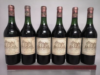 null 6 bouteilles Château HAUT BRION - 1er GCC Graves 1964 Étiquettes tachées.