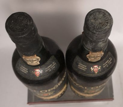 null 2 bouteilles PORTO ROYAL OPORTO Colheita 1964 Embouteillé en 1975. Étiquettes...