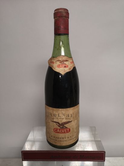 null 1 bouteille VOLNAY - CALVET & Cie 1964 Étiquette tachée. NIveau à 6 cm.