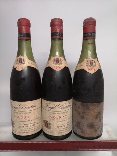 null 3 bouteilles VOLNAY - Joseph DROUHIN 1964 Étiquettes très tachées. Niveaux entre...