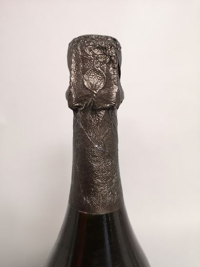 null 1 bouteille CHAMPAGNE DOM PERIGNON 1982 Belle couleur et pétillant.