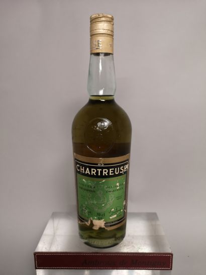 null 1 bouteille CHARTREUSE JAUNE Période 1966 - 1982 Étiquette abîmée.