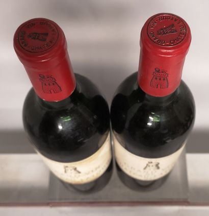 null 2 bouteilles Château LATOUR - 1er GCC Pauillac 1964 Une étiquette tachée. 1...