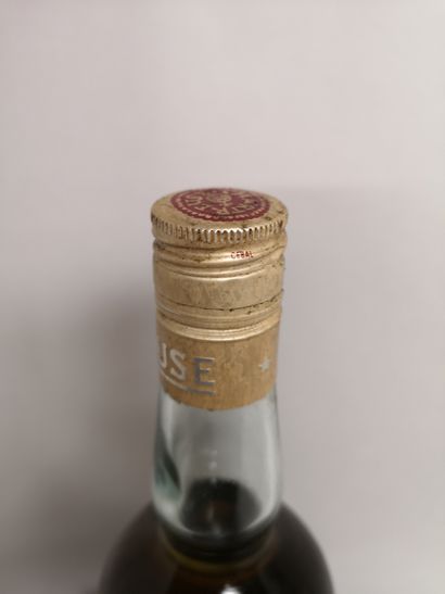 null 1 bouteille CHARTREUSE JAUNE Période 1966 - 1982 Étiquette abîmée.