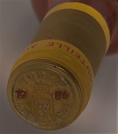 null 
1 bouteille Château D'YQUEM - 1er Gc supèrieur - Sauternes 1986 Étiquette tachée....
