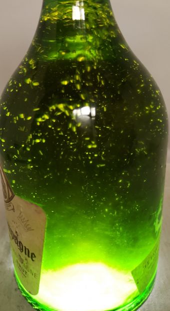 null 1 bouteille CHAMPAGNE TAITTINGER Comtes de Champagne 1973 Étiquette légèrement...