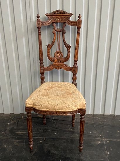 null Chair with high back in natural wood carved with a lyre.

End of the XIXth ...